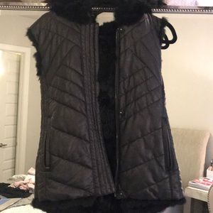 Reservable rabbit fur & faux leather vest